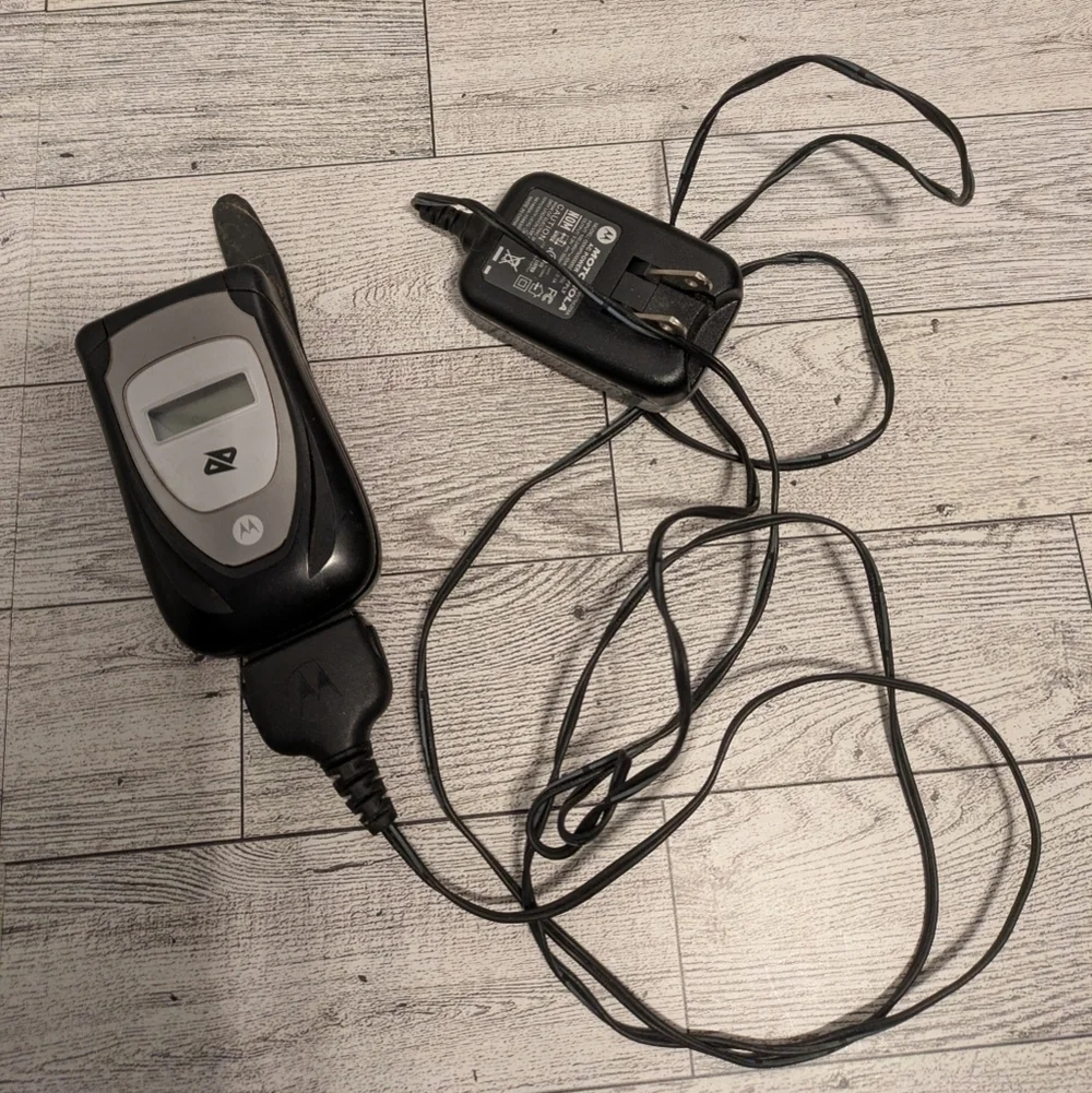 Motorola Black and Gray Flip Phone with Charger